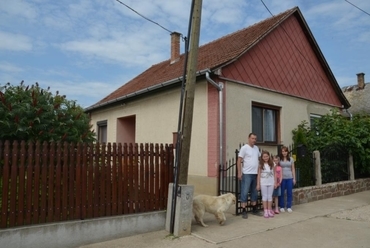 A hajdúdorogi család és otthona amely a kísérletben hőszigetelés nélkül vesz részt.