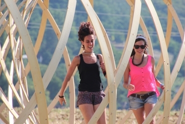 Hello Wood 2013 - BigO (a barcelonai CODA építésziroda által vezetett csapat a határidőre befejezett projektet futással ünnepli) - fotó perika