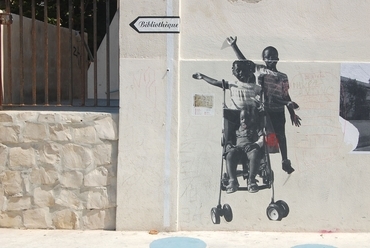 A Panier negyed EKF jelei: lakosok házfalakra ragasztott képei vezetnek a kulturális helyszínek, 2013