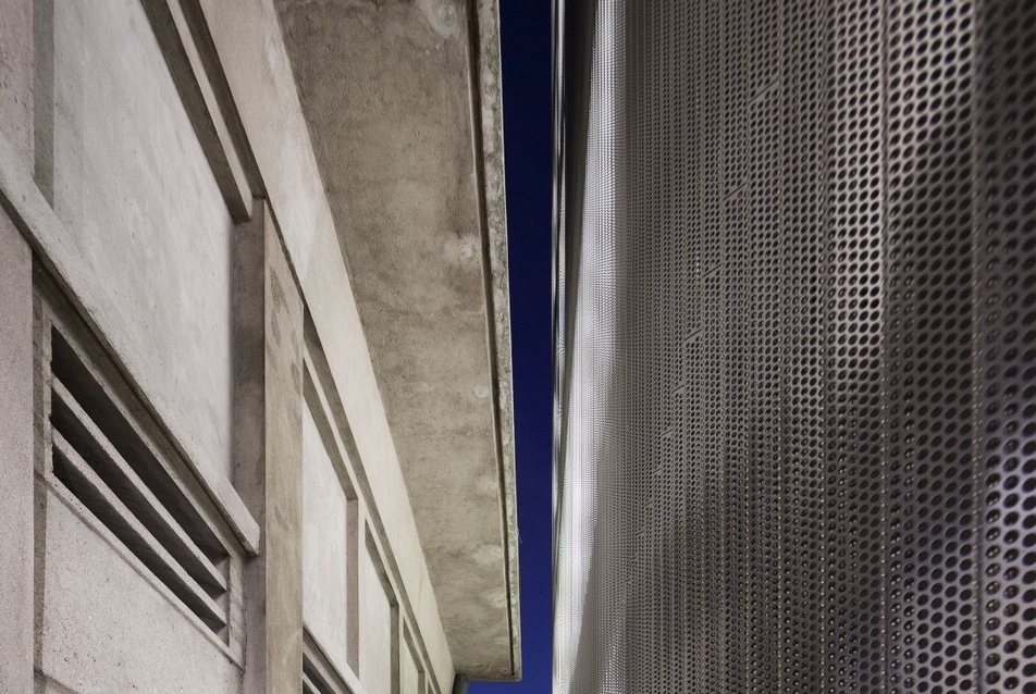 Rés a két épület közt - fotó: Luc Boegly