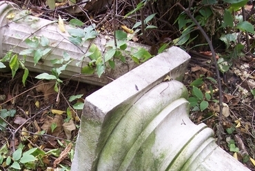 A Hatvany-Deutsch síremlék kidőlt oszlopaiból - fotó: Merényi György