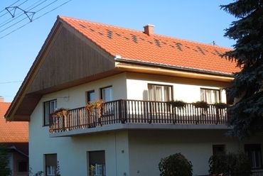 Harmadás Kornél - A szellőzés, a hófogás és a rendszerelemek szakszerű kivitelezésért.Családi Ház, Balatonszemes - BALANCE sajtolt tetőcserép, natúrvörös/NUANCE fekete matt engóbozott 