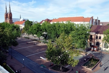 Békéscsaba, főtér; fotó: www.gardenstudio.hu