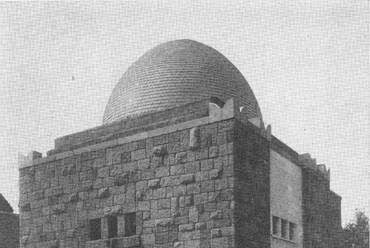 A szertartási épület oldalső és hátsó homlokzata, 1907-1908. Forrás: www.lajtaarchiv.hu 