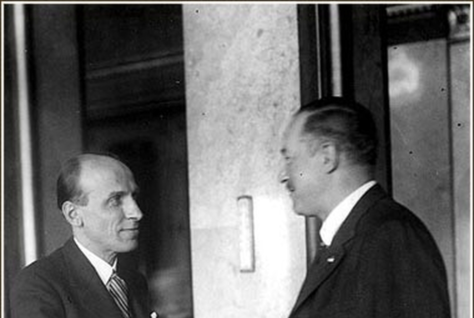 Imrédy Béla gazdasági miniszter és Darányi Kálmán miniszter a Parlament folyosóján, 1938