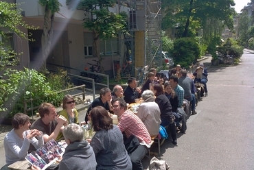 Közös reggeli az utcában, Barenfelserstrasse 34, Basel, forrás: http://www.baerenfelserstrasse.ch/images/morgenessen_baerenf.jpg, utolsó letöltés: 2013.11.24.