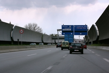 Egyedileg tervezett zajvédőfal Münchenben, forrás: panoramio.com