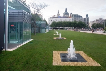Üvegfelépítmények és zöldfelület vízpontsorral, fotó: Zsitva Tibor