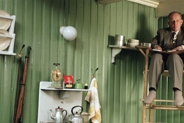 A kutató hagyományos helye jelenet a Dalok a konyhából című norvég filmből (2003)