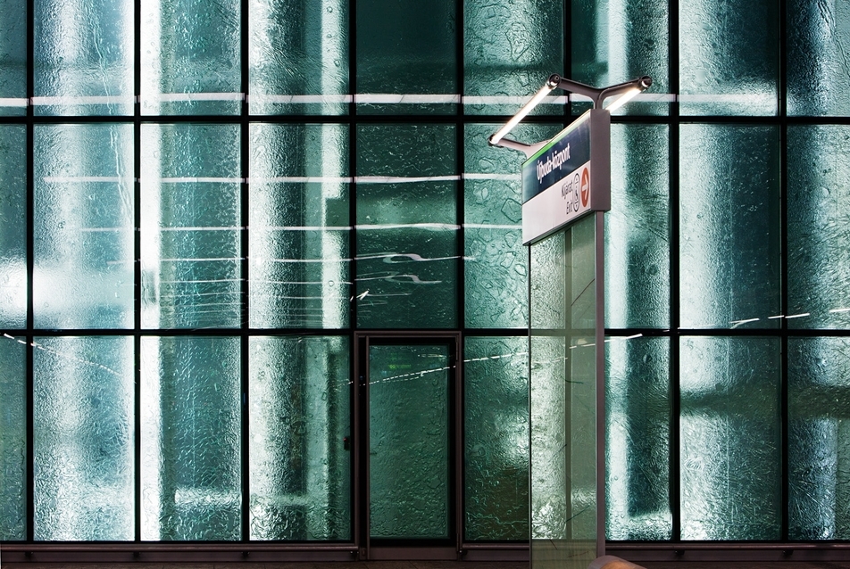 Újbuda központ, rogyasztott üveg végfal, alkotó: Bojti Márton, fotó: Bujnovszky Tamás