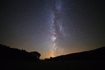 zselici csillagos égbolt meteorral, fotó: Kolláth Zoltán