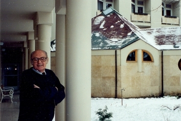 Csaba László 1995 januárjában, háttérben a csepeli zárda kápolnája
