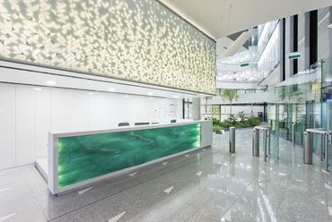 Recepciós pult és lobby, este, fotó: Bujnovszky Tamás