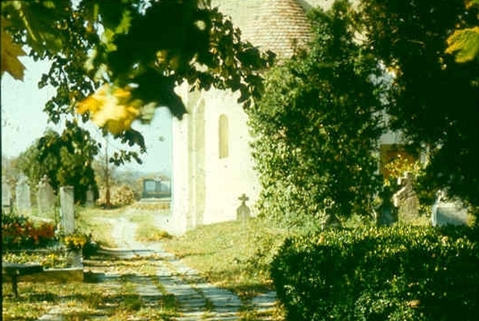 Pécs-Málom, Árpád kori templom temető kertje, fotó: 1977 K.J. 