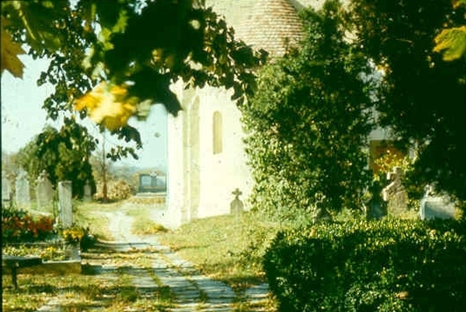 Pécs-Málom, Árpád kori templom temető kertje, fotó: 1977 K.J. 