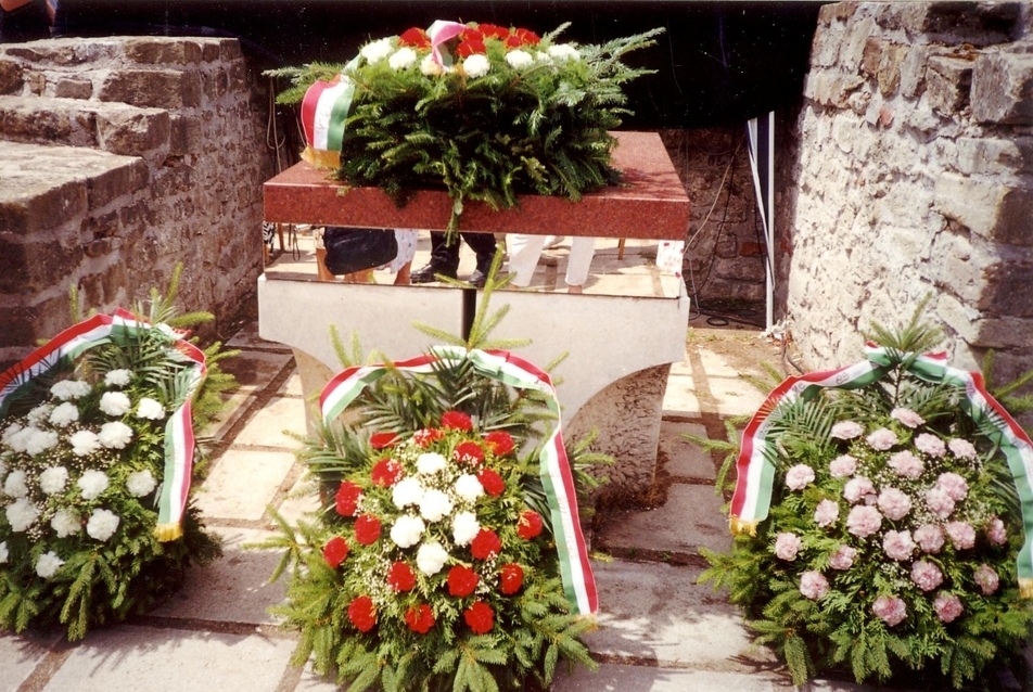 Somogyvár, bencés apátság, Szent László királyunk sírhelye (az eredeti üvegréteget már megváltoztatva), fotó: K.J. 1998