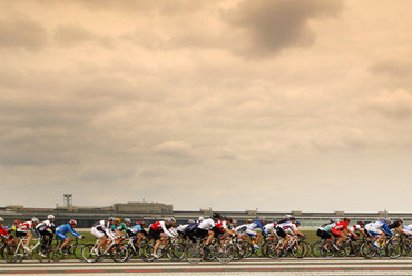 Berlin, Tempelhof - kerékpárvrerseny a kifutópályákon. Fotó: Upsolut Event, Forrás: www.thf-berlin.de