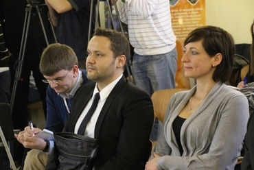 Paulinyi Gergely, a tervezésre kiírt közbeszerzési pályázatot elnyerő építésziroda, a Mérték Stúdió egyik tulajdonosa és vezető tervezője (középen)