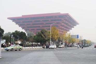 Sanghaj expo kínai pavilonja és annak közvetlen környezete. Az épület ma a kortárs kínai művészetek központja, forrás: Gyergyák János