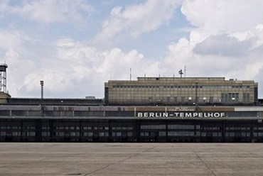 Berlin, Tempelhof a repülőbeállók felől.  Forrás: www.thf-berlin.de
