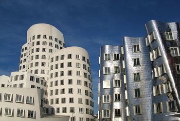 Frank Gehry: Neuer Zollhof - Düsseldorf, Hafen. Forrás: Wikipedia