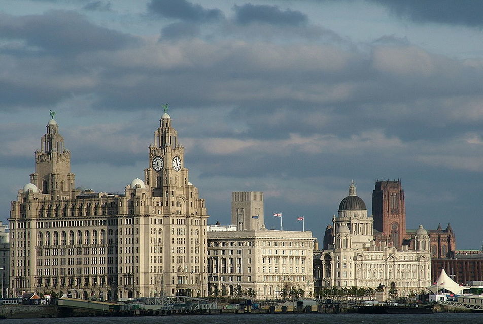 Liverpool Pier Head előtérben a Royal Liver Buildinggel. Forrás: Wikipedia