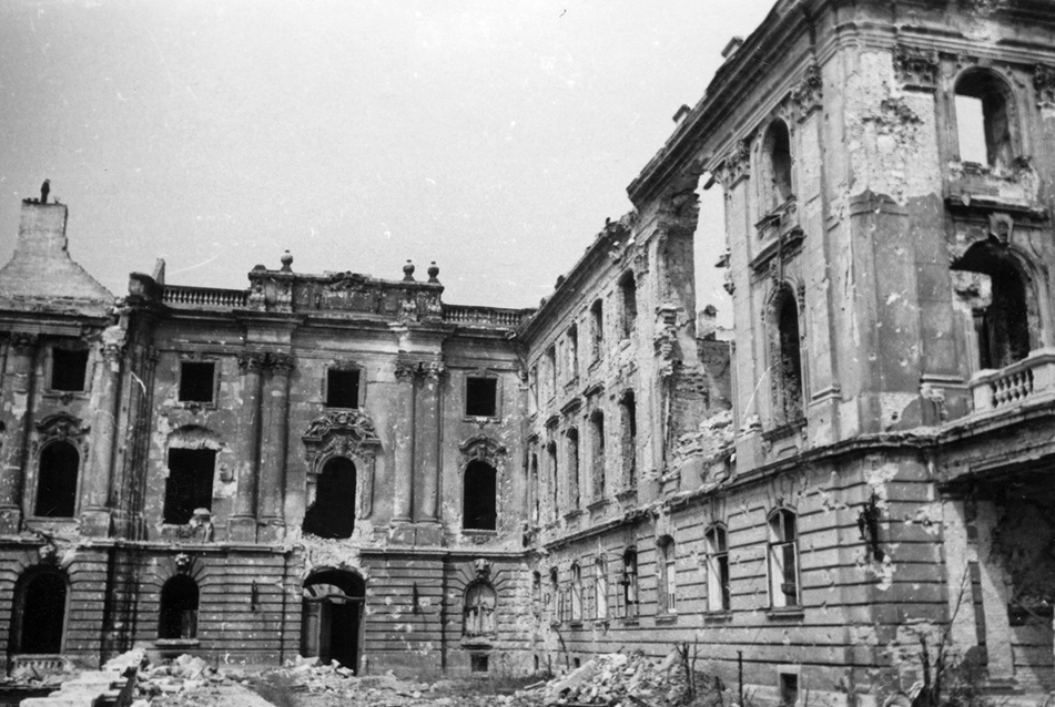 A Szent István teremhez kapcsolódó homlokzati szakasz állapota 1945 után, forrás: facebook / Egy a nemzet csoport