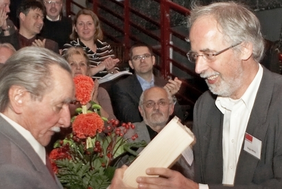 Mőcsényi Mihályt (balról) köszönti Vargha Mihály (jobbról) 2009-ben, a Média Építészeti Díján a Trafóban