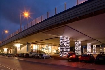 Koog aan der Zaan felüljáró alatti térség rendezése, Hollandia. Forrás: http://www.architonic.com/