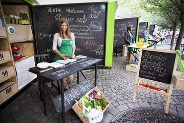 Mobil bio stand, Prága. Forrás: http://editarchitects.com/