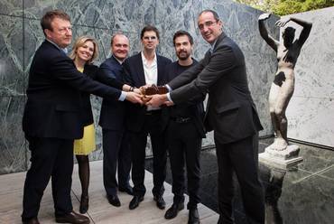 a díjátadó, balról jobbra: Cino Zucchi, Giovanna Carnevali, Szczecin polgármestere, Alberto Veiga, Fabrizio Barozzi és Antoni Vives - forrás: http://miesarch.com