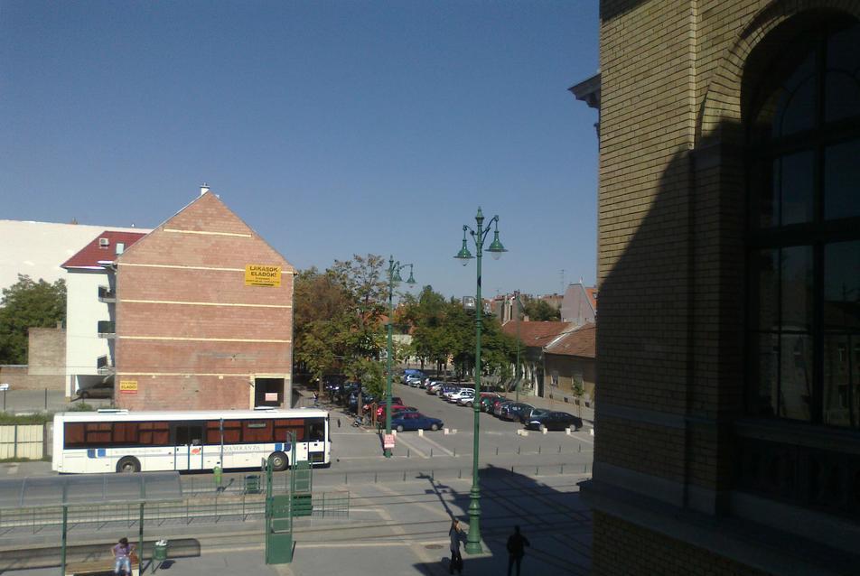A Szent Ferenc utca állomás felőli parkolóhely, forrás: dr. Rigó Mihály 