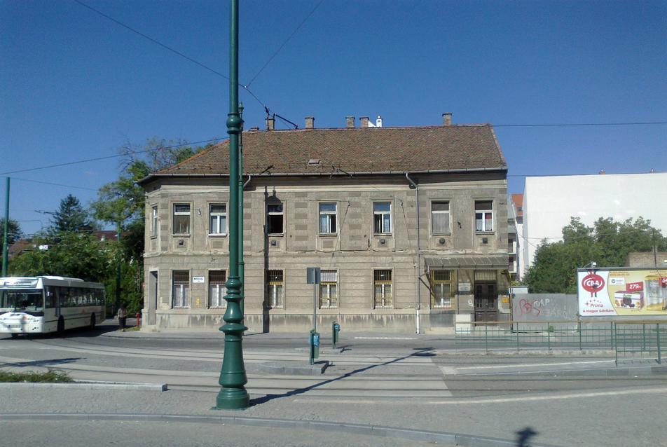 Az indóház tér Nagyállomással szembeni oldala - fotó:Dr. Rigó Mihály