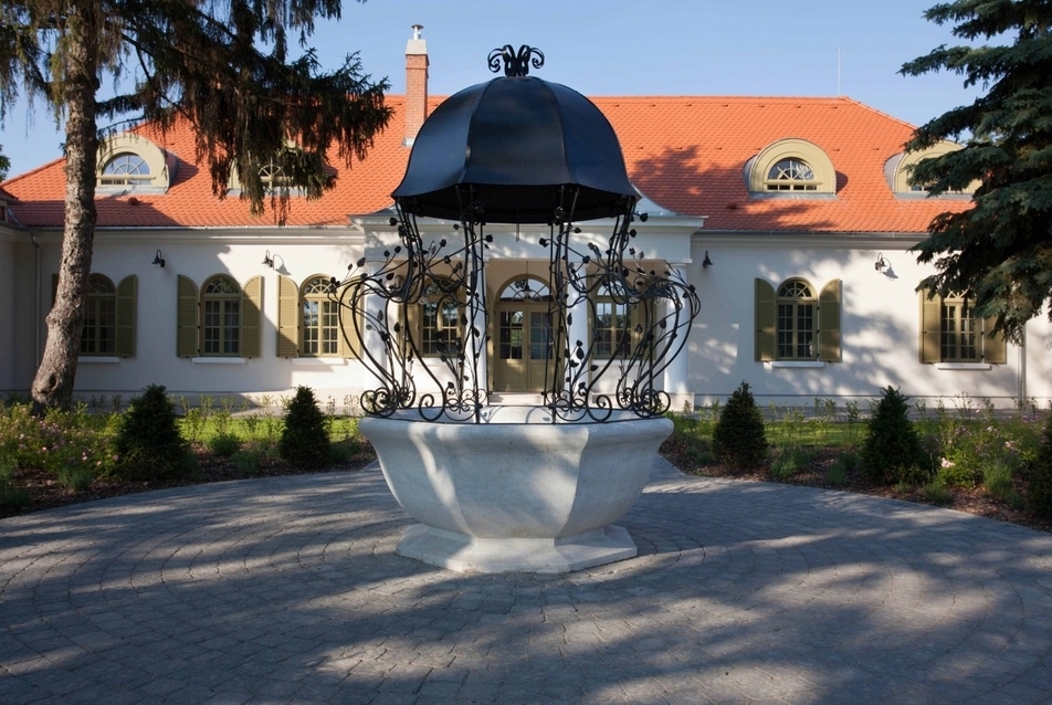 Csipkerózsika álomból ébredt kúria - Hercegasszony Hotel