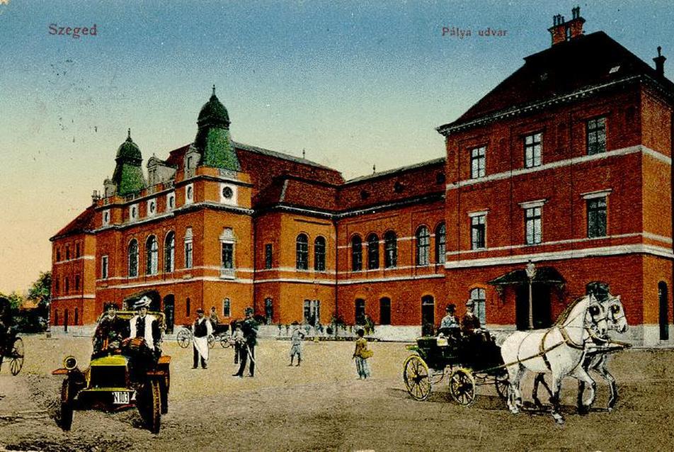 Szeged, „Pálya udvar” fiákerekkel és ősautókkal, forrás: Kaposvári Péter úr képeslap-gyűjteménye