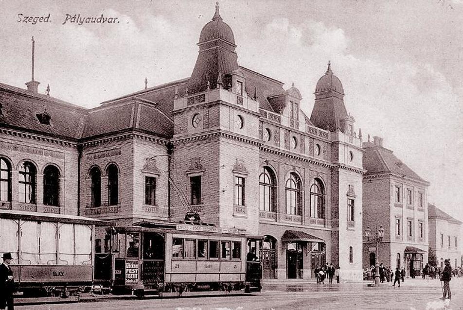 Szeged Pályaudvar villamossal és fiákerekkel, forrás: Kaposvári Péter úr képeslap-gyűjteménye