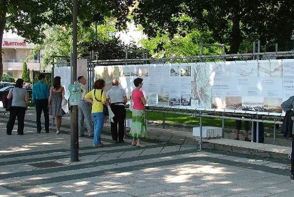 A Duna felőli oldal részlete. A speciális időjárásálló nyomatokat erre a célra összeállított építési állvány hordozta.