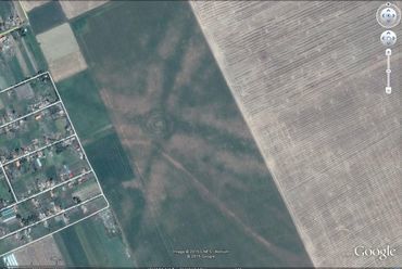 Nagyiratos melletti földmű lenyomat - forrás: Google Earth 