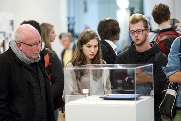 A Magyar Formatervezési Díj kiállítás tárlatvezetése - fotó: Mohai Balázs / Design Hét Budapest