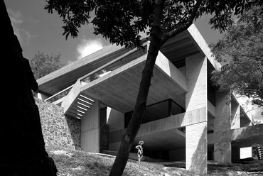 Harry and Penelope Seidler House, view from North, Killara, Sydney, 1966-67©Max Dupain