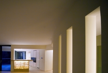 A konyha és a nagy lakás belső világa a hátsó homlokzat homlokzati síkontúlnyúló erkélyéről nézve - tervező: Jankovics Gergő - fotó: Zsitva Tibor