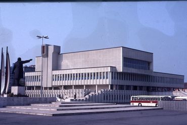 Debrecen, Művelődési Központ - építész: Mikolás Tibor