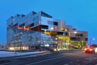 Mountain Dwellings, BIG Architects – az alsó szinteket az Ørestad városrész felé a többszintes parkoló perforált homlokzata alkotja - fotó: Wikipédia