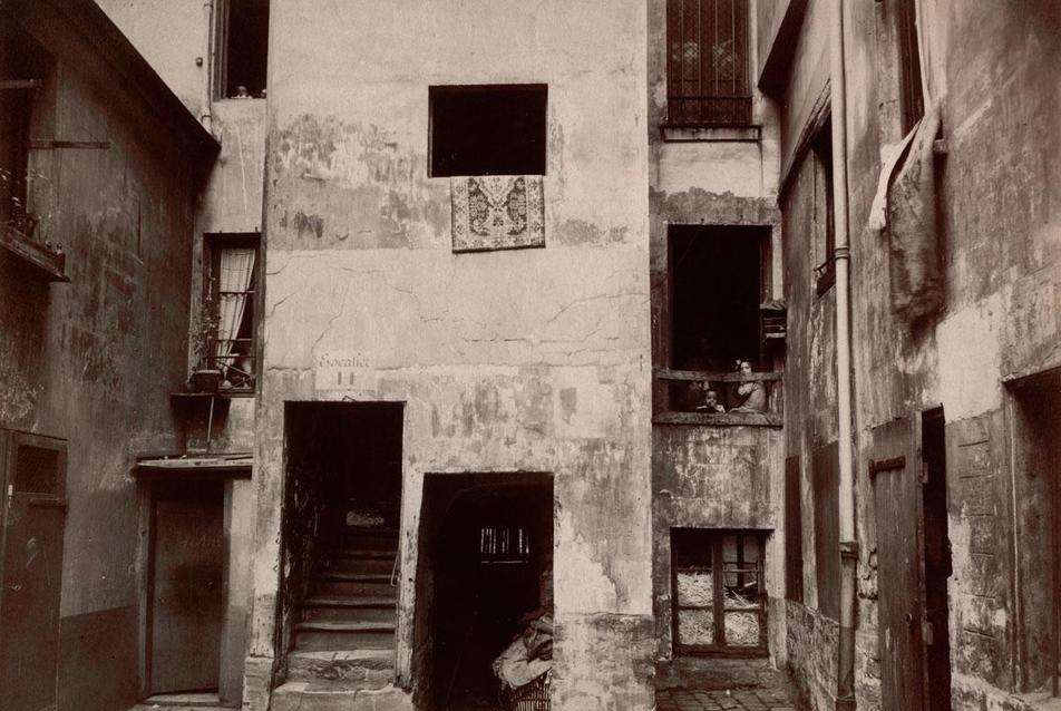 Eugéne Atget: Cour, 41 rue Broca