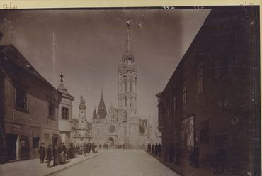 Szentháromság tér és a Mátyás-templom a Szentháromság utcából nézve, 1896 - Fortepan / Budapest Főváros Levéltára. Levéltári jelzet: HU.BFL.XV.19.d.1.08.054