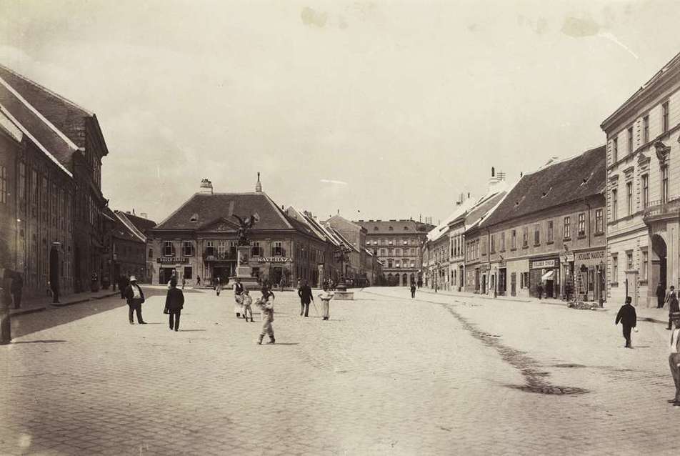 Dísz tér 1893 körül - Fortepan / Budapest Főváros Levéltára. Levéltári jelzet: HU.BFL.XV.19.d.1.07.019