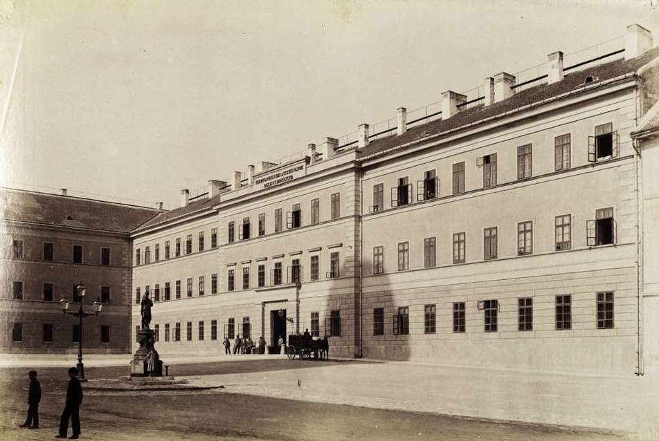 Kapisztrán (Nándor) tér, Nándor laktanya (ma Hadtörténeti Múzeum), 1890 után - Fortepan / Budapest Főváros Levéltára. Levéltári jelzet: HU.BFL.XV.19.d.1.08.009