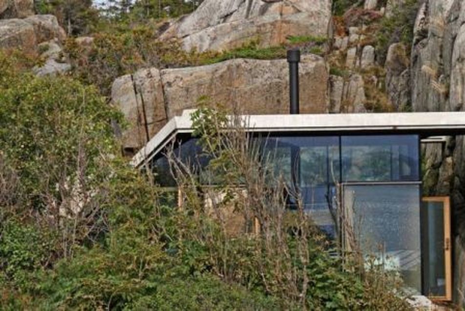 Sziklák alatti ház Norvégiában