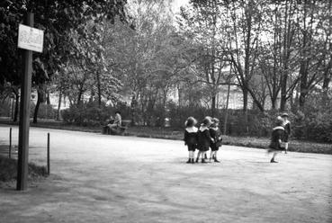 háttérben az Iparcsarnok, 1916 - Fortepan