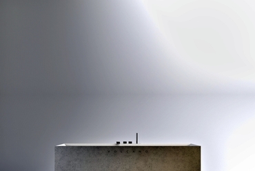 Beton szék és beton kád a Milánói Design Héten